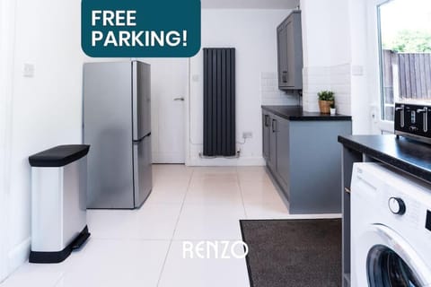 Sentimental and Homely 3-bed Home in Nottingham by Renzo, Free parking, Free Wi-Fi! Apartment in Nottingham