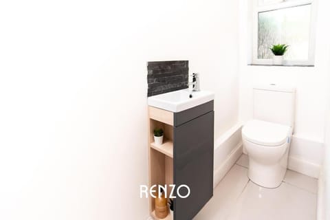 Sentimental and Homely 3-bed Home in Nottingham by Renzo, Free parking, Free Wi-Fi! Apartment in Nottingham