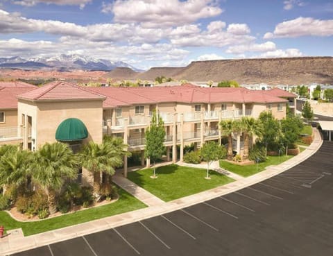 Beautiful 1BD condo in the desert onsite with pools, playground, horseshoes and more House in St George