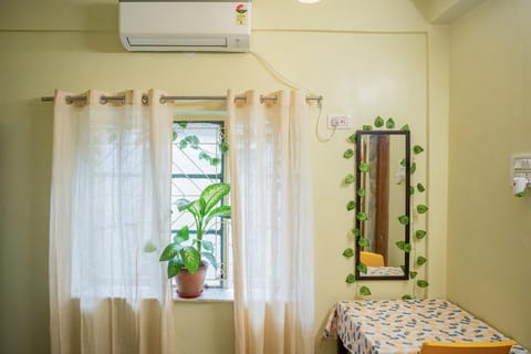 AC ROOM with attached bathroom Vacation rental in Kolkata