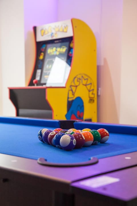 Billiard, Game Room