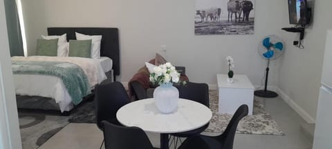 Sunningdale White House Accomodations Vacation rental in Cape Town