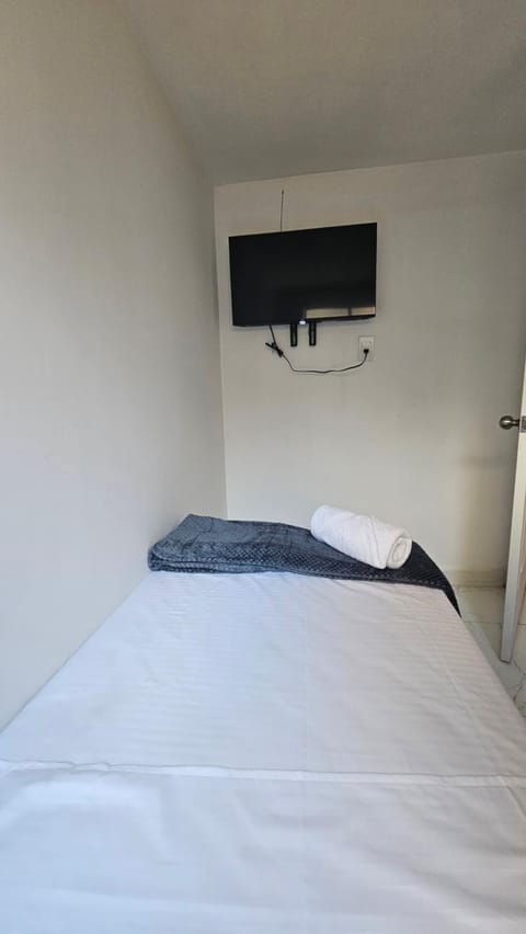 Bed, TV and multimedia, Bedroom