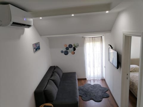 Bed, Living room, air conditioner