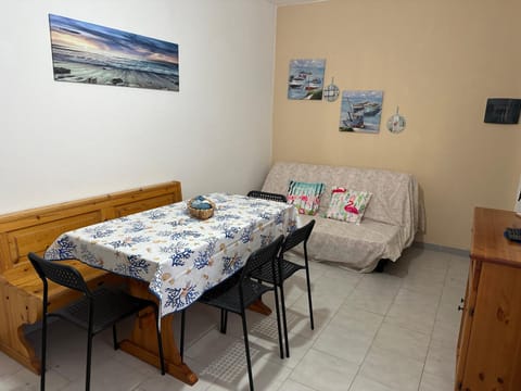 Bed, Living room, Photo of the whole room, Seating area, Dining area