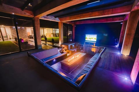 Communal lounge/ TV room, Night, Seating area, Evening entertainment