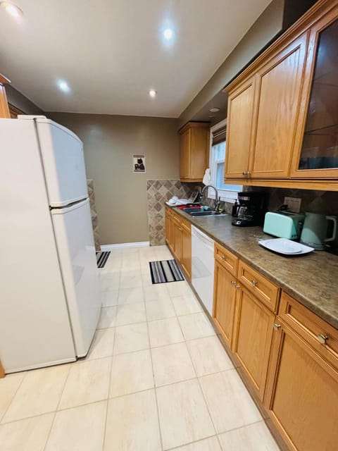 Mississauga Family Suite for 4- 10 minutes to Sheridan, Amazon Warehouse, Plaza, Go Vacation rental in Milton