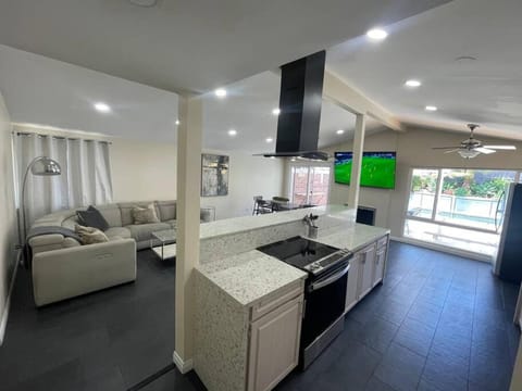 TV and multimedia, Kitchen or kitchenette, Living room, Seating area, oven, pet friendly, stove