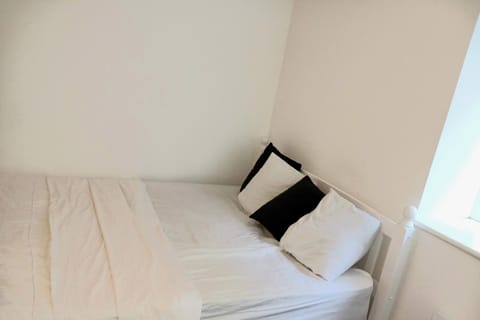 A beautifully furnished master bedroom in a shared apartment Alojamiento y desayuno in Aylesbury