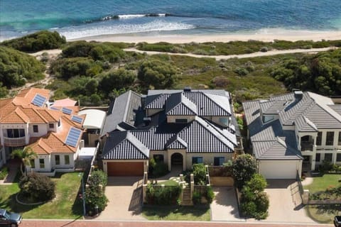 Property building, Day, Natural landscape, Bird's eye view, Beach, Sea view