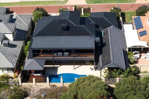 Property building, Bird's eye view, Swimming pool