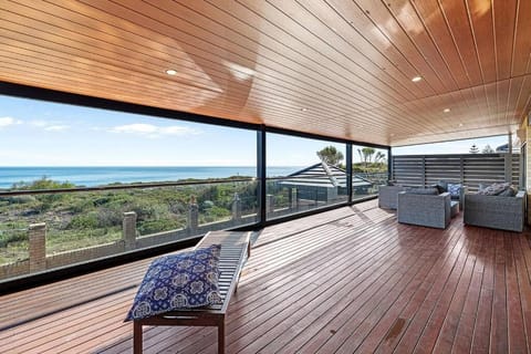 Natural landscape, View (from property/room), Balcony/Terrace, Seating area, Sea view