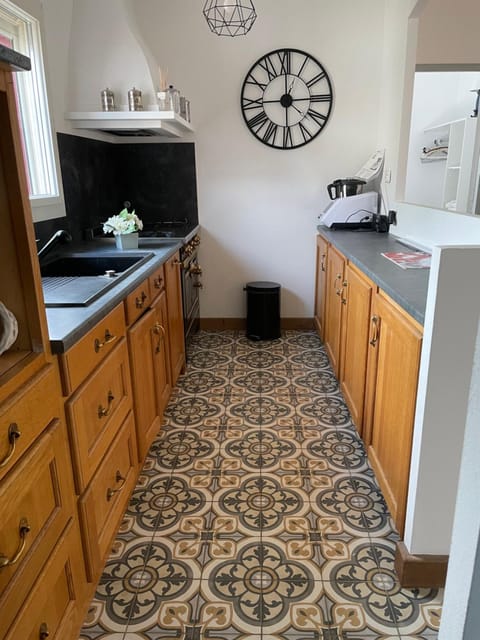 Kitchen or kitchenette, dishwasher, stove