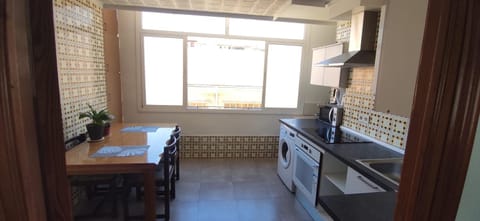 Kitchen or kitchenette, Dining area, oven, pet friendly, stove