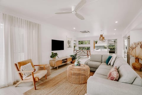 Coastal Chic Poolside Villa- Pet Friendly House in Buderim