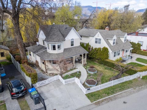 Garden, Garden view, Street view, Parking