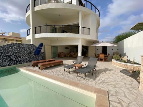 Property building, Balcony/Terrace, Pool view, Swimming pool, sunbed