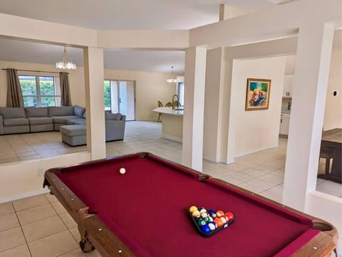 Billiard, Game Room