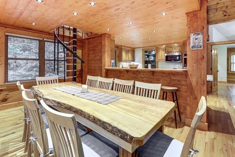 Luxe Smoky Mountains Cabin with Hot Tub and Views! House in Waynesville