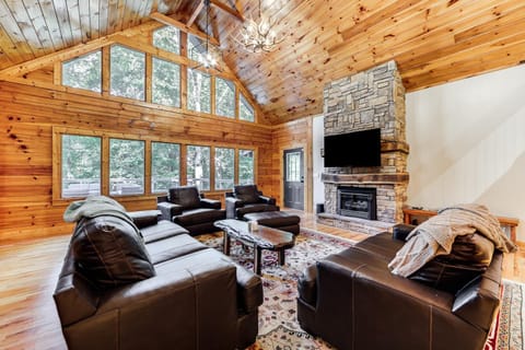 Luxe Smoky Mountains Cabin with Hot Tub and Views! House in Waynesville