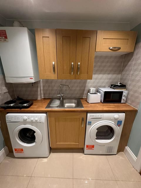 Kitchen or kitchenette, washing machine, dryer