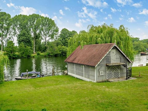 Luxury Riverside Mansion in Marlow House in Wycombe District