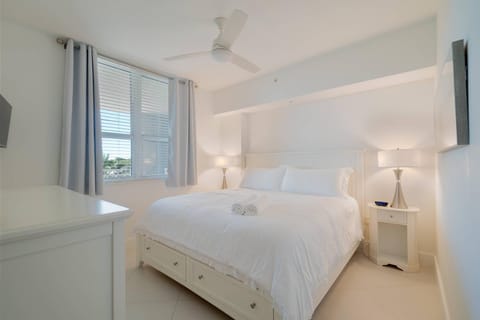 The Serenity by the Sea Suite - Casa Costa 316S, 1 Bedroom and 2 Murphy beds close to Beach, Shops & Restaurants, Dog Friendly House in Boynton Beach