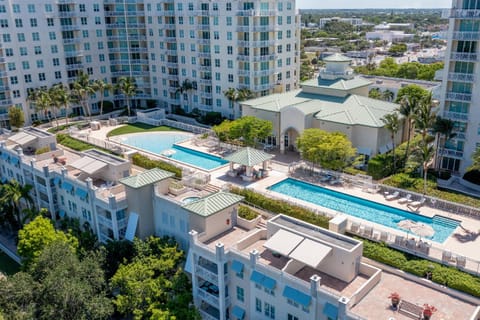 The Palms Suite - Casa Costa 309S 1 Bedroom, Pools, Jacuzzi, Beach, Shops & Dog Friendly Haus in Boynton Beach