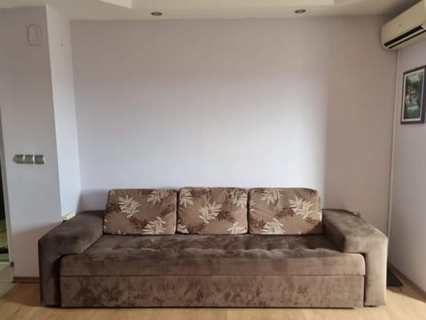 Bed, Living room, Seating area, air conditioner