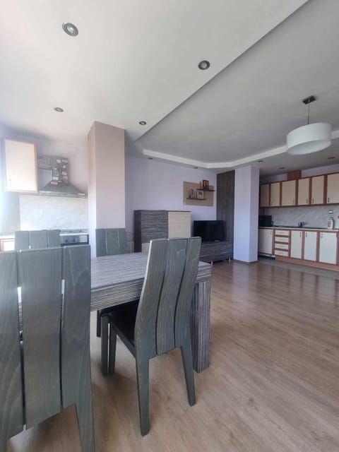Kitchen or kitchenette, Living room, Seating area, Dining area