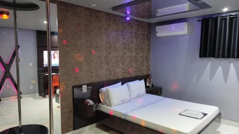 Bed, Photo of the whole room, Bedroom, Entertainment, air conditioner