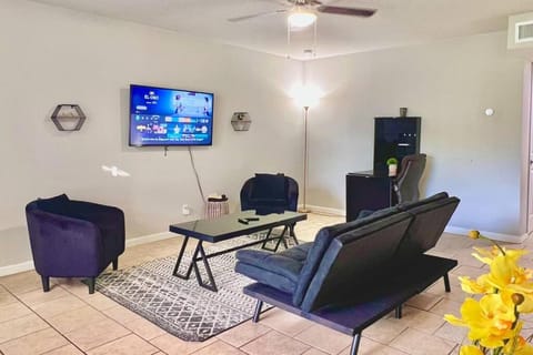 KING SUITE 2BR Home w FAST WiFi, & WFH Desk Apartment in San Antonio