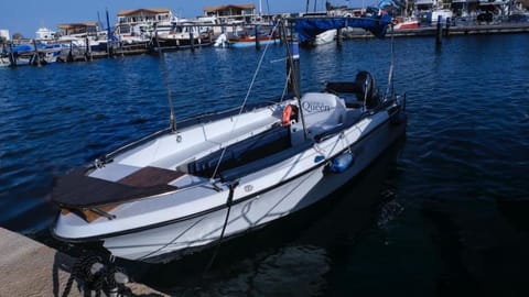 Giro in barca Augusta Docked boat in Augusta