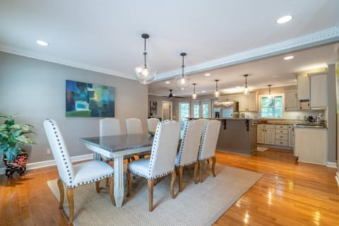 Relaxing Open-Air Home with Sunroom & Forest Views Haus in Dunwoody