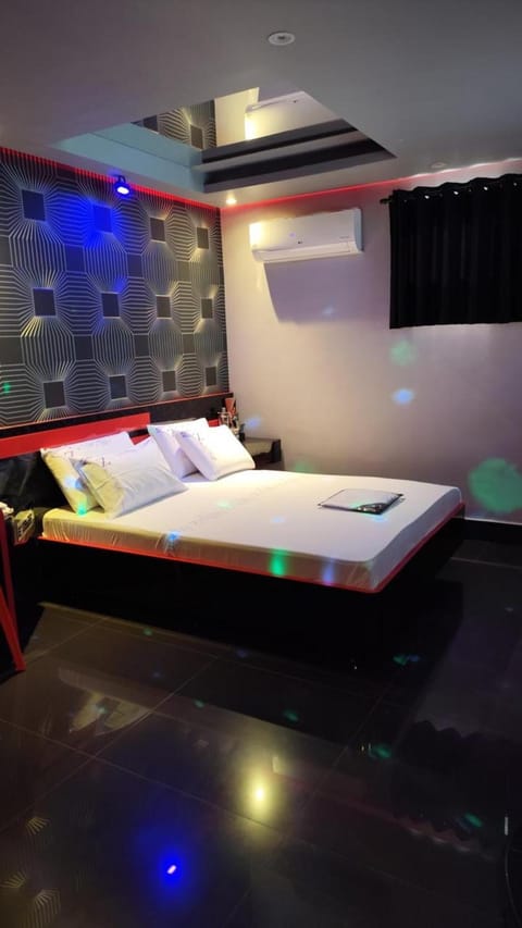 Bed, Photo of the whole room, Bedroom, air conditioner