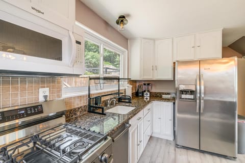 Pet-Friendly Arlington Townhome with Furnished Patio House in Arlington