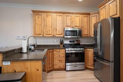 Snowbasin Lakehouse with Hot Tub and Resort Amenities Casa in Huntsville