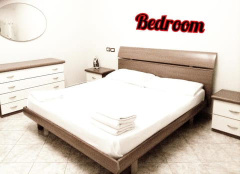 Bed, Photo of the whole room, Bedroom, Text overlay