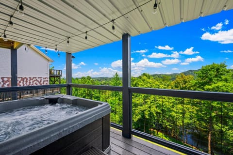 Newly Renovated - 3 Bedroom Cabin - With A Lake and Mountain View House in Sevierville