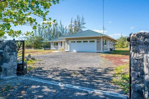 HAWAII PARADISE 3Bd2a Home w Pool and FirePit near Ocean House in Hawaiian Paradise Park