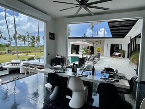 Casa black and white frente al mar Villa in Samaná Province