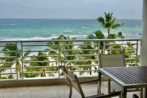 Day, View (from property/room), Balcony/Terrace, Living room, Seating area, Dining area, Beach, Sea view