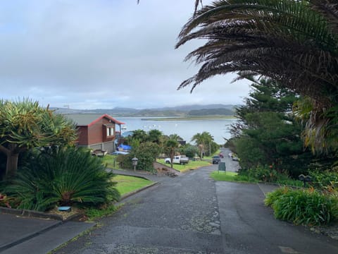 Property building, Nearby landmark, Neighbourhood, Natural landscape, Sea view, Street view