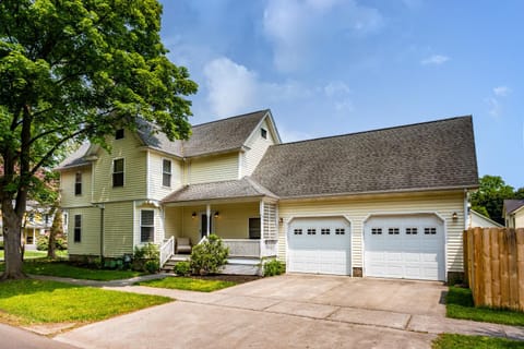 Sunnyside Cottage home House in Fairport