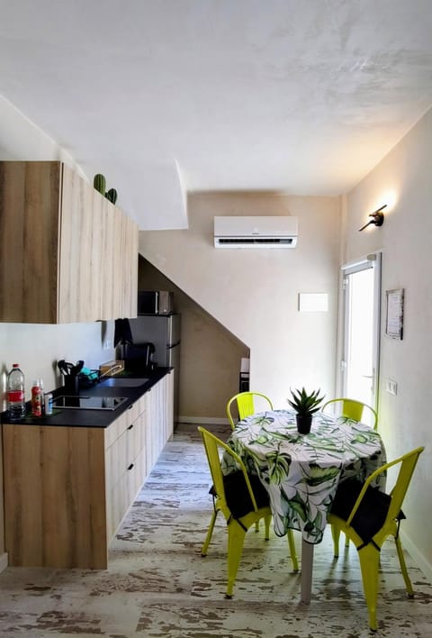 Kitchen or kitchenette, Dining area, air conditioner