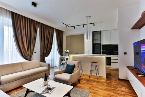 TV and multimedia, Kitchen or kitchenette, Living room, Seating area, Dining area