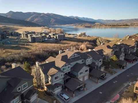 Property building, Neighbourhood, Bird's eye view, Lake view, Mountain view