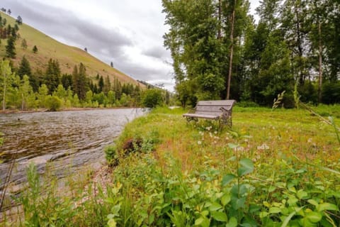 Private River Front Cabin House in Salmon River