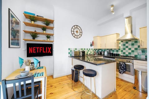 Relaxing Flat in London - Sleeps 6 - Garden Apartment in London Borough of Ealing