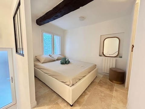 Maisonnette rénovée entre mer et montagne avec 4 couchages au cœur du village médiéval de Tourrettes sur loup proche st Paul de vence Grasse Gourdon Nice Cannes Villa in Vence